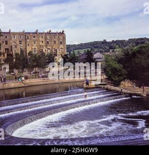 Una persona in piedi nel Pulteney Weir sul fiume Avon a Bath nel 1977. Lo stramazzo è stato aggiornato nei primi mesi del 1970s. Fu costruita come difesa contro le inondazioni per la città. Questa immagine viene ripresa dalla diapositiva originale. Foto Stock