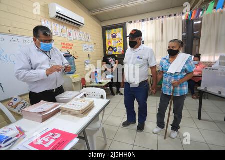 HERMOSILLO, MESSICO - 06 GIUGNO: Un paio di anziani con disabilità visive vanno insieme al luogo delle elezioni per esprimere il loro voto ai sondaggi in una classe raffreddata dal calore nella zona rurale di la Victoria a sonora il 6 giugno 2021 a Hermosillo, Messico. Un numero record di 93,5 milioni di cittadini oggi possono votare nelle elezioni più grandi della storia del paese. saranno eletti 500 deputati, governatori in 15 stati e 20.000 autorità locali. Durante la campagna, 35 candidati sono stati segnalati assassinati. (Foto di Luis Gutierrez/ Norte Photo/) Foto Stock