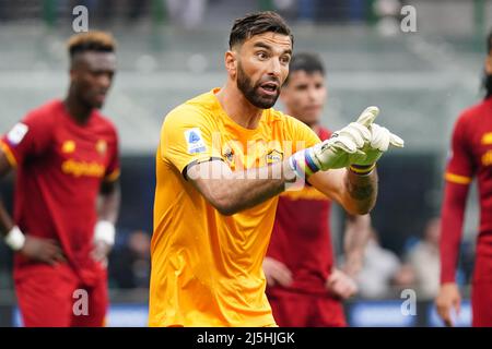 Milano, Italia. 23rd Apr 2022. Rui Patricio (AS Roma) durante l'Inter - FC Internazionale vs AS Roma, Campionato italiano di calcio A match a Milano, Italia, Aprile 23 2022 Credit: Independent Photo Agency/Alamy Live News Foto Stock