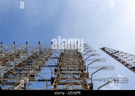 Ampio campo di antenna. Sovietica sistema radar Duga alla centrale nucleare di Cernobyl. ABM difesa missilistica. Campo di antenna, sopra l'orizzonte radar. O militari Foto Stock