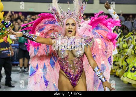 Rio de Janeiro, Brasile . 23rd Apr 2022. Raphaela Gomes della scuola di São Clemente samba si esibisce durante la sfilata di Carnevale di Rio al Sambadrome Marques de Sapucai a Rio de Janeiro, Brasile, nel 23 aprile 2022 Credit: Brazil Photo Press/Alamy Live News Foto Stock