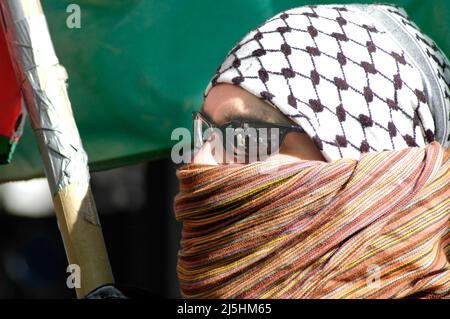 Giovane uomo a Palistinian pro e Pro arabo e anti Israele manifestazione contro la guerra di Bush in Iraq, in Atlanta GA USA Foto Stock