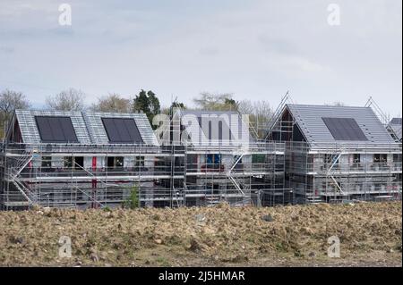 Pannelli solari installati su nuove case in costruzione Foto Stock