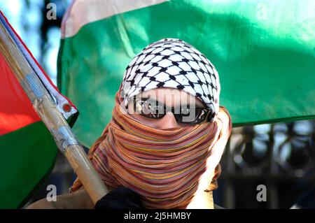 Giovane uomo a Palistinian pro e Pro arabo e anti Israele manifestazione contro la guerra di Bush in Iraq, in Atlanta GA USA Foto Stock