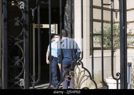 Buenos Aires, Argentina, 23th aprile 2022. I cittadini francesi entrano a votare presso la loro ambasciata. (Credit Image: Esteban Osorio/Alamy Live News) Foto Stock