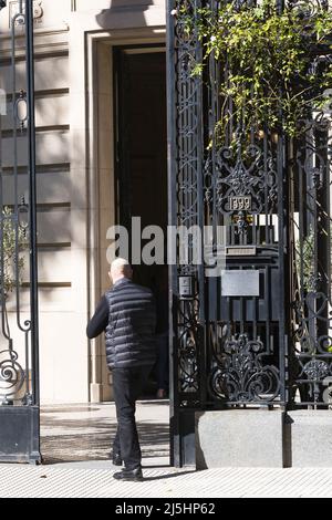 Buenos Aires, Argentina, 23th aprile 2022. I cittadini francesi entrano a votare presso la loro ambasciata. (Credit Image: Esteban Osorio/Alamy Live News) Foto Stock