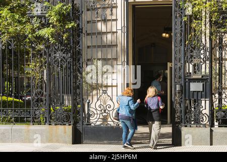 Buenos Aires, Argentina, 23th aprile 2022. I cittadini francesi entrano a votare presso la loro ambasciata. (Credit Image: Esteban Osorio/Alamy Live News) Foto Stock