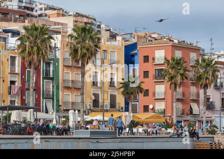 Terrazza di bar e ristoranti sul lungomare delle colorate case dei pescatori nella città costiera di Villajoyosa, Vila joiosa, Alicante, Spagna Foto Stock