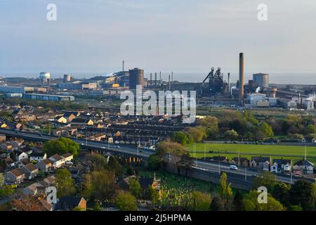 Port Talbot, Galles, Regno Unito. 23rd aprile 2022. UK Meteo: Vista generale delle acciaierie Tata a Port Talbot in Galles in una calda serata di sole. Picture Credit: Graham Hunt/Alamy Live News Foto Stock