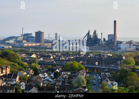 Port Talbot, Galles, Regno Unito. 23rd aprile 2022. UK Meteo: Vista generale delle acciaierie Tata a Port Talbot in Galles in una calda serata di sole. Picture Credit: Graham Hunt/Alamy Live News