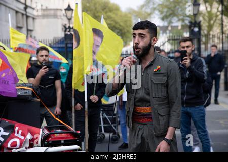 Londra, Regno Unito. 23rd Apr 2022. Un manifestante parla con i colleghi durante la manifestazione. Un gruppo di marcia curda e protesta nel centro di Londra. Hanno affermato che i militanti del partito dei lavoratori Kurdistan (PKK) non sono terroristi e chiedono al governo britannico di fare di più per porre fine all'invasione della Turchia. (Foto di Hesther ng/SOPA Images/Sipa USA) Credit: Sipa USA/Alamy Live News Foto Stock