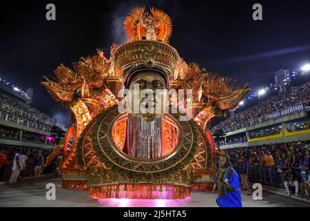 Rio de Janeiro, Brasile . 23rd Apr 2022. I membri della scuola Beija Flor de Nilópolis samba si esibiscono durante la sfilata di Carnevale di Rio al Sambadrome Marques de Sapucai a Rio de Janeiro, Brasile, nel 23 aprile 2022 Credit: Brazil Photo Press/Alamy Live News Foto Stock