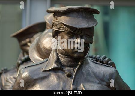 Manchester, Inghilterra - Regno Unito - 23rd marzo 2022: La statua della Vittoria sulla cecità, dello scultore Johanna Domke-Guyot, al di fuori di Manchester Pic Foto Stock