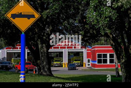 Lake Buena Vista, Stati Uniti. 23rd Apr 2022. Il Reedy Creek Improvement District Emergency Services Headquarters edificio è visto a Walt Disney World a Lake Buena Vista, il giorno dopo Florida Gov. Ron DeSantis ha firmato un disegno di legge che scioglie il quartiere per scopi speciali del parco a tema. Il Reedy Creek Improvement District è stato creato dalla legge statale nel maggio 1967 per dare il controllo governativo della Walt Disney Company sulla terra all'interno e intorno ai suoi parchi a tema centrali della Florida. (Foto di Paul Hennessy/SOPA Images/Sipa USA) Credit: Sipa USA/Alamy Live News Foto Stock