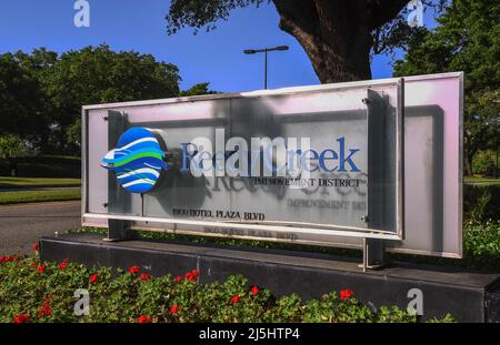 Lake Buena Vista, Stati Uniti. 23rd Apr 2022. Il cartello fuori dall'edificio dell'ufficio amministrativo del Reedy Creek Improvement District è visibile al Walt Disney World nel lago Buena Vista, il giorno dopo Florida Gov. Ron DeSantis ha firmato un disegno di legge che scioglie il quartiere per scopi speciali del parco a tema. Il Reedy Creek Improvement District è stato creato dalla legge statale nel maggio 1967 per dare il controllo governativo della Walt Disney Company sulla terra all'interno e intorno ai suoi parchi a tema centrali della Florida. (Foto di Paul Hennessy/SOPA Images/Sipa USA) Credit: Sipa USA/Alamy Live News Foto Stock