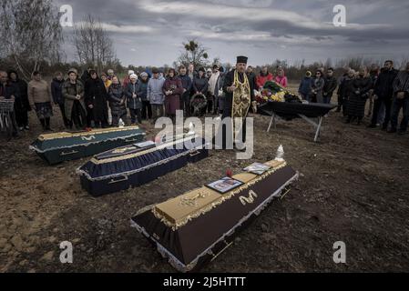 Borodyanka, Ucraina. 23rd Apr 2022. Amici e familiari partecipano ai funerali di Mark Bobrovytsky, 59, Halyna Bobrovytskyi, 59, e Maksym Bobrovytsky, 25 presso un cimitero di Borodyanka, Ukriane sabato 23 aprile 2022. Sono morti in appartamento a Borodyanka dopo uno sciopero aereo russo. Un'evacuazione pianificata di civili nella città meridionale assediata di Mariupol sabato è stata nuovamente ostacolata dall'esercito russo, secondo i leader ucraini. Foto di Ken Cedeno/UPI Credit: UPI/Alamy Live News Foto Stock