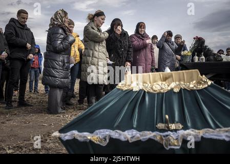 Borodyanka, Ucraina. 23rd Apr 2022. Amici e familiari partecipano ai funerali di Mark Bobrovytsky, 59, Halyna Bobrovytskyi, 59, e Maksym Bobrovytsky, 25 presso un cimitero di Borodyanka, Ukriane sabato 23 aprile 2022. Sono morti in appartamento a Borodyanka dopo uno sciopero aereo russo. Un'evacuazione pianificata di civili nella città meridionale assediata di Mariupol sabato è stata nuovamente ostacolata dall'esercito russo, secondo i leader ucraini. Foto di Ken Cedeno/UPI Credit: UPI/Alamy Live News Foto Stock