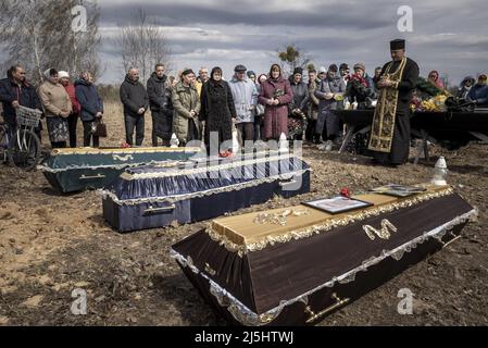 Borodyanka, Ucraina. 23rd Apr 2022. Amici e familiari partecipano ai funerali di Mark Bobrovytsky, 59, Halyna Bobrovytskyi, 59, e Maksym Bobrovytsky, 25 presso un cimitero di Borodyanka, Ukriane sabato 23 aprile 2022. Sono morti in appartamento a Borodyanka dopo uno sciopero aereo russo. Un'evacuazione pianificata di civili nella città meridionale assediata di Mariupol sabato è stata nuovamente ostacolata dall'esercito russo, secondo i leader ucraini. Foto di Ken Cedeno/UPI Credit: UPI/Alamy Live News Foto Stock