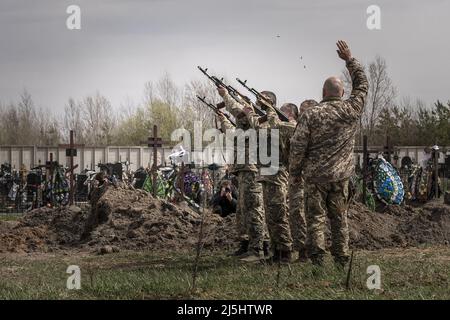 Bucha, Ucraina. 23rd Apr 2022. I membri dell'Esercito ucraino 95 brigata svolgono un saluto di pistola durante i servizi di sepoltura per Tromssa Bogdan Volodymerovuch, 24 in un cimitero a Buca, Ucraina, sabato 23 aprile 2022. Volodymerovuch era paracadutista nella brigata del 95, morì da qualche parte tra Symu e Kharkiv. Il suo corpo era quasi irriconoscibile. Foto di Ken Cedeno/UPI Credit: UPI/Alamy Live News Foto Stock