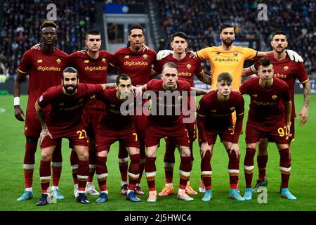 Milano, Italia. 23 aprile 2022. I giocatori DI AS Roma posano per una foto di squadra prima della Serie A partita di calcio tra FC Internazionale e AS Roma. Credit: Nicolò campo/Alamy Live News Foto Stock