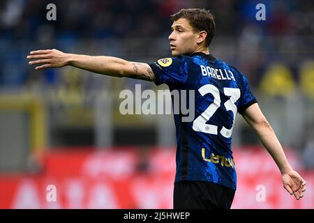 Milano, Italia. 23 aprile 2022. Nicolò Barella del FC Internazionale gesticola durante la Serie Una partita di calcio tra FC Internazionale e AS Roma. Credit: Nicolò campo/Alamy Live News Foto Stock