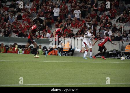 Curitiba, Parana, Brasile. 23rd Apr 2022. Campionato brasiliano di Calcio: Athletico Paranaense vs Flamengo. 23 aprile 2022, Curitiba, Parana, Brasile: Partita di calcio tra Athletico Paranaense e Flamengo, valida per la terza prova del Campionato brasiliano di Calcio, che si tiene presso lo stadio Arena da Baixada, a Curitiba, Parana, sabato (23). Il team Athletico Paranaense ha vinto la partita con un punteggio di 1-0, con un gol segnato da Terans. Credit: Edson de Souza/TheNews2 (Credit Image: © Edson De Souza/TheNEWS2 via ZUMA Press Wire) Foto Stock