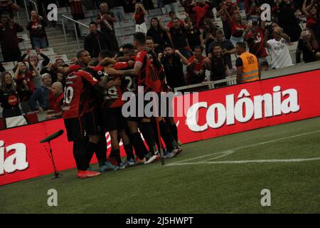 Curitiba, Parana, Brasile. 23rd Apr 2022. Campionato brasiliano di Calcio: Athletico Paranaense vs Flamengo. 23 aprile 2022, Curitiba, Parana, Brasile: Partita di calcio tra Athletico Paranaense e Flamengo, valida per la terza prova del Campionato brasiliano di Calcio, che si tiene presso lo stadio Arena da Baixada, a Curitiba, Parana, sabato (23). Il team Athletico Paranaense ha vinto la partita con un punteggio di 1-0, con un gol segnato da Terans. Credit: Edson de Souza/TheNews2 (Credit Image: © Edson De Souza/TheNEWS2 via ZUMA Press Wire) Foto Stock