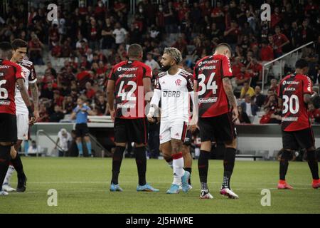 Curitiba, Parana, Brasile. 23rd Apr 2022. Campionato brasiliano di Calcio: Athletico Paranaense vs Flamengo. 23 aprile 2022, Curitiba, Parana, Brasile: Partita di calcio tra Athletico Paranaense e Flamengo, valida per la terza prova del Campionato brasiliano di Calcio, che si tiene presso lo stadio Arena da Baixada, a Curitiba, Parana, sabato (23). Il team Athletico Paranaense ha vinto la partita con un punteggio di 1-0, con un gol segnato da Terans. Credit: Edson de Souza/TheNews2 (Credit Image: © Edson De Souza/TheNEWS2 via ZUMA Press Wire) Foto Stock