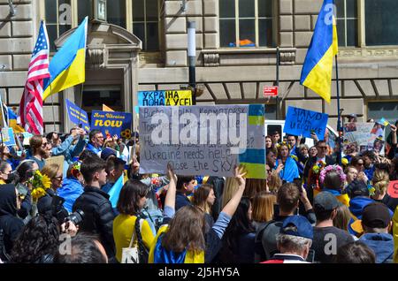 New York, New York, Stati Uniti. 23rd Apr 2022. Centinaia di persone si riuniscono al Bowling Green Park di New York per stare in solidarietà con l'Ucraina il 23 aprile 2022. (Credit Image: © Ryan Rahman/Pacific Press via ZUMA Press Wire) Foto Stock