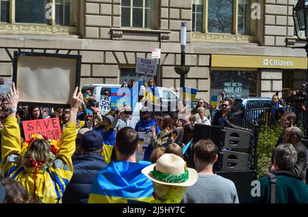 New York, New York, Stati Uniti. 23rd Apr 2022. Centinaia di persone si riuniscono al Bowling Green Park di New York per stare in solidarietà con l'Ucraina il 23 aprile 2022. (Credit Image: © Ryan Rahman/Pacific Press via ZUMA Press Wire) Foto Stock
