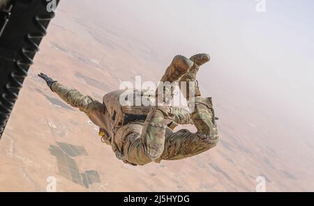 ZARQA, Giordania – US Special Forces operator salta verso la zona di caduta da un Royal Jordanian Armed Forces UH-60 Black Hawk in un esercizio di salto combinato nel Regno hashemita di Giordania. Foto Stock