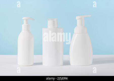 Flacone dispenser detergente, detergente e sapone liquido su sfondo blu. Presentazione del prodotto del mockup dei prodotti per la pulizia. Pulizia domestica Foto Stock