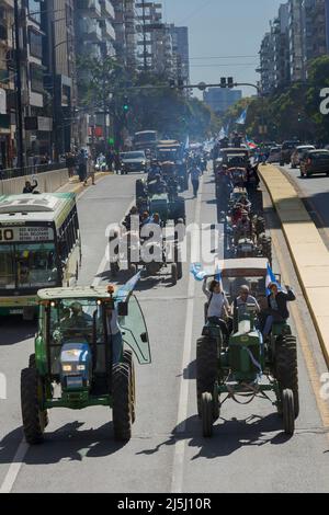 Buenos Aires, Argentina, 23th aprile 2022. I produttori rurali autocordati marciarono con i loro trattori verso Plaza de Mayo, rifiutando la pressione fiscale e l'intervento del mercato. (Esteban Osorio/Alamy Live News) Foto Stock