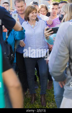 Buenos Aires, Argentina, 23th aprile 2022. Il presidente della coalizione politica Juntos por el Cambio Patricia Bullrich era presente a sostegno della marcia dei produttori rurali autocordati. (Esteban Osorio/Alamy Live News) Foto Stock