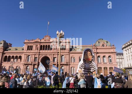 Buenos Aires, Argentina, 23th aprile 2022. I produttori rurali autocordati marciarono con i loro trattori verso Plaza de Mayo, rifiutando la pressione fiscale e l'intervento del mercato. (Esteban Osorio/Alamy Live News) Foto Stock