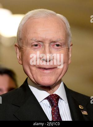 **FOTO DEL FILE** Orrin Hatch è passato. Il senatore degli Stati Uniti Orrin Hatch (repubblicano dello Utah) ascolta come il leader della maggioranza del Senato degli Stati Uniti Mitch McConnell (repubblicano del Kentucky) fa osservazioni ai media dopo il pranzo settimanale del Partito repubblicano del Senato degli Stati Uniti nel Campidoglio degli Stati Uniti a Washington, DC martedì 28 novembre 2017. Il presidente DEGLI STATI UNITI Donald J. Trump ha partecipato al pranzo di questa settimana. Credit: Ron Sachs/CNP /MediaPunch Foto Stock