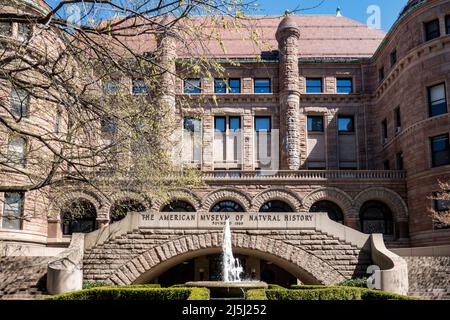 L'entrata del vecchio castello del museo americano di storia naturale è stately in primavera, NYC, Stati Uniti 2022 Foto Stock
