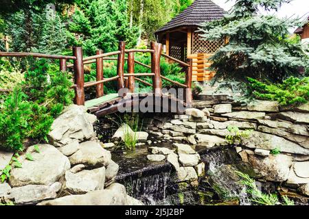 Foto del fiume corto della foresta o del ponte del ruscello con il padiglione del giardino di legno. Foto Stock