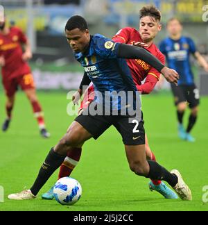 Milano, Italia. 23rd Apr 2022. Lautaro Martinez di FC Inter celebra il suo obiettivo durante una partita di calcio a tra FC Inter e Roma a Milano, 23 aprile 2022. Credit: Alberto Lingria/Xinhua/Alamy Live News Foto Stock