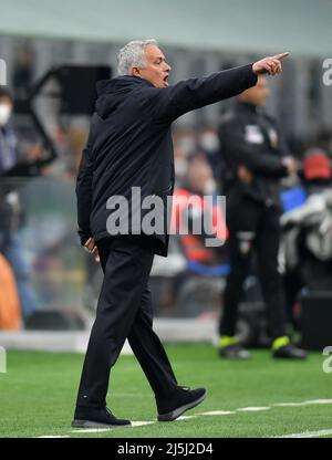 Milano, Italia. 23rd Apr 2022. Il capo allenatore di Roma Jose Mourinho gesticola durante una partita di calcio a tra FC Inter e Roma a Milano, 23 aprile 2022. Credit: Alberto Lingria/Xinhua/Alamy Live News Foto Stock