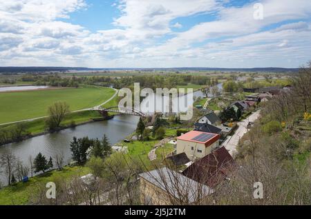 19 aprile 2022, Brandeburgo, Schwedt/OT Schöneberg: Vista dal punto panoramico Richterberg ai margini del villaggio di Stützkow nel Parco Nazionale bassa Valle dell'Oder verso il fiume Oder. Il parco nazionale ha una superficie di circa 10.300 ettari ed è stato fondato nel 1995. Qui si possono trovare innumerevoli specie animali e vegetali rare. Il parco nazionale è anche ben sviluppato per i turisti su sentieri escursionistici e ciclabili. Foto: Soeren Stache/dpa/ZB Foto Stock