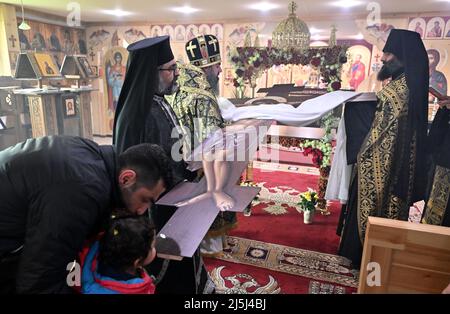 Georgenthal, Germania. 22nd Apr 2022. I cristiani ortodossi celebrano la Pasqua con la liturgia del Venerdì Santo nel monastero di San Gabriele ad Altenbergen, una settimana dopo le chiese protestanti e cattoliche. Il monastero fu fondato dieci anni fa come monastero siriano ortodosso e ora appartiene alla Chiesa greco-ortodossa. Il monastero, consacrato nell'estate del 2012, è stato costruito sul sito di un ex campo vacanze per bambini. Credit: Martin Schutt/dpa/Alamy Live News Foto Stock