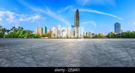 Piattaforma stradale asfaltata ed edifici commerciali moderni a Shenzhen, Cina. Foto Stock