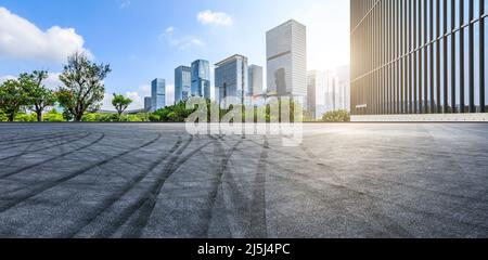 Piattaforma stradale asfaltata ed edifici commerciali moderni a Shenzhen, Cina. Foto Stock