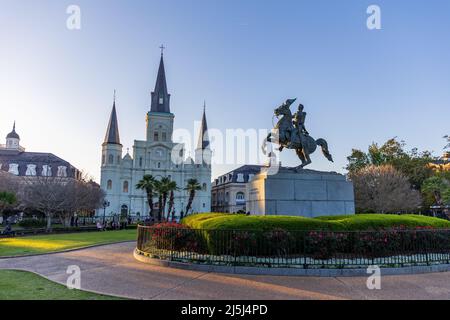 New Orleans - 3 aprile 2022: Statua di Andrew Jackson di fronte alla Cattedrale di Saint Louis Foto Stock