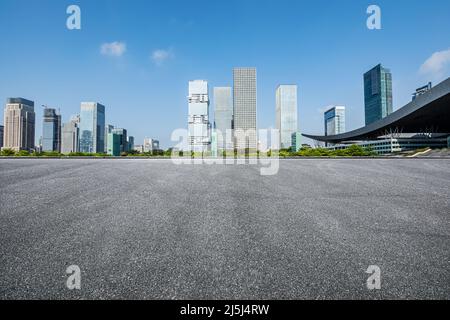 Piattaforma stradale asfaltata ed edifici commerciali moderni a Shenzhen, Cina. Foto Stock