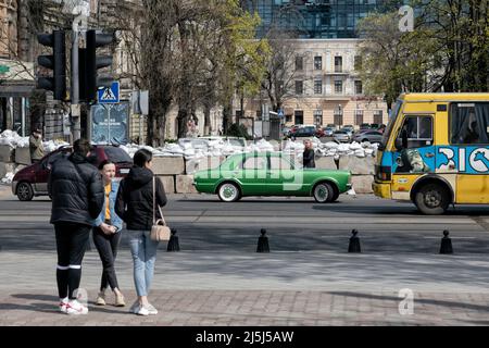 Odessa, Ucraina. 16th Apr 2022. Barricate militari sulla Preobrazhens'ka St nel centro di Odessa in mezzo all'invasione russa in Ucraina. La Russia ha invaso l'Ucraina il 24 febbraio 2022, scatenando il più grande attacco militare in Europa dalla seconda guerra mondiale Credit: SOPA Images Limited/Alamy Live News Foto Stock