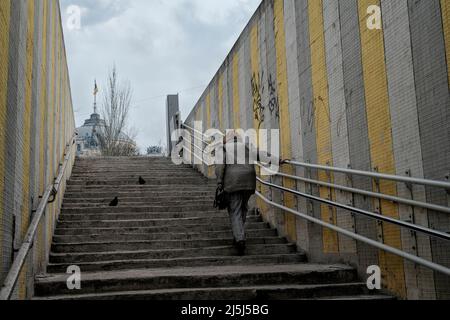 Odessa, Ucraina. 16th Apr 2022. Una donna anziana sale le scale in un luogo tranquillo e vuoto nel centro di Odessa in mezzo all'invasione russa in Ucraina. La Russia ha invaso l'Ucraina il 24 febbraio 2022, scatenando il più grande attacco militare in Europa dalla seconda guerra mondiale Credit: SOPA Images Limited/Alamy Live News Foto Stock