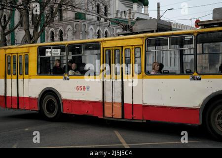 Odessa, Ucraina. 16th Apr 2022. Autobus urbano in ore di punta in mezzo all'aggressione russa a Odessa. La Russia ha invaso l'Ucraina il 24 febbraio 2022, scatenando il più grande attacco militare in Europa dalla seconda guerra mondiale Credit: SOPA Images Limited/Alamy Live News Foto Stock