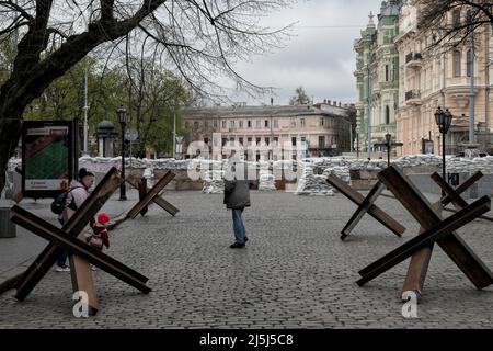 Odessa, Ucraina. 16th Apr 2022. Gli ostacoli anticarro “Hedgehog” sono in via di creazione, sbarcati da Preobrazhens’ka St nel centro di Odessa in mezzo all’invasione russa in Ucraina. La Russia ha invaso l'Ucraina il 24 febbraio 2022, scatenando il più grande attacco militare in Europa dalla seconda guerra mondiale Credit: SOPA Images Limited/Alamy Live News Foto Stock